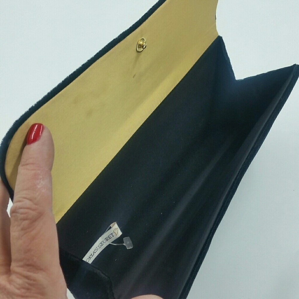 VICTORIA'S SECRET l Black Velvet Clutch E2 - Picture 3 of 5